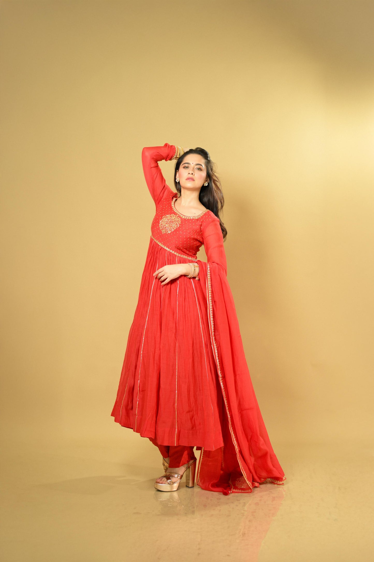 Sanjeeda shaikh in Ruha set in Red